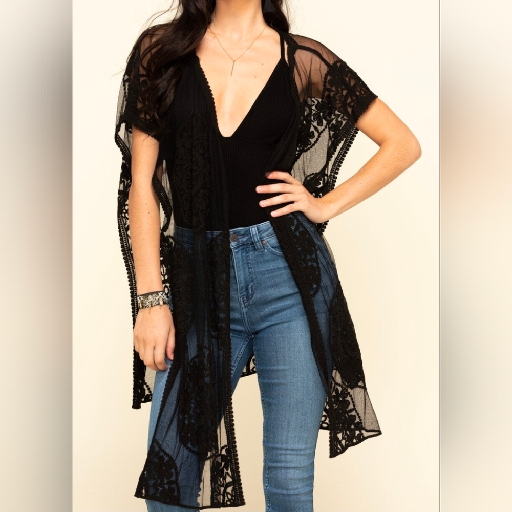 Shyanne Women's Black Medallion Lace Shawl OS